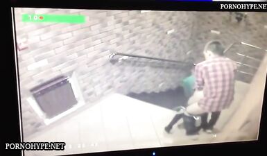 Охранник дрочит, смотря через камеру наблюдения за еблей студентов в подъезде