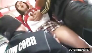 Японцы оттрахали студентку в переполненном метро