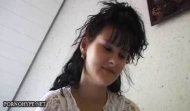 Мия из Йены показывает свою бритую киску