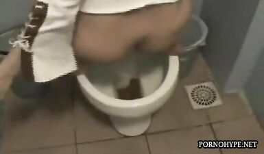 Жена какает в туалете, а муж смотрит