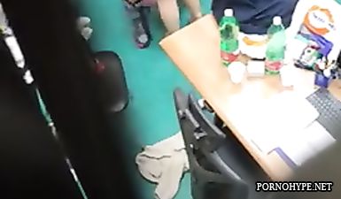 Парень скрыто снял секс училки с мужиком в учительской