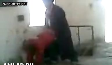 Старик узбек трахает молодую узбечку в заброшенном кишлаке