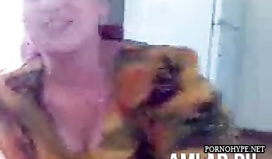 Зрелая уборщица узбечка показала большие голые сиськи русскому парню