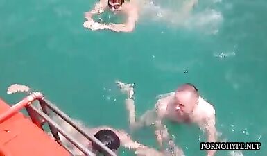 Дерзкие мачо нарываются на русских красоток и щупают их на пляже