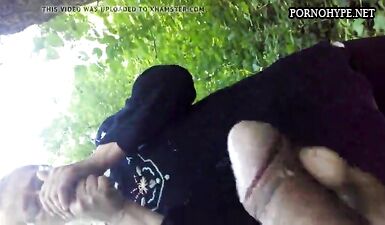 Наткнулся на сучку в очках в парке и начал её дрочить