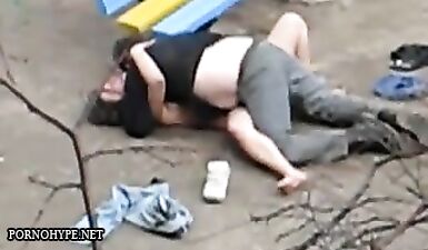 Пьяная парочка трахается возле шлюховатой лавки под открытым небом