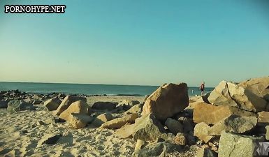 Брюнетка сделала хороший минет на пляже и приняла сперму на лицо