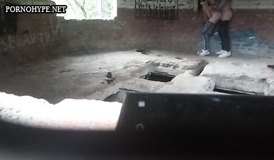 Малолетки сняли на телефон секс раком в заброшенном доме