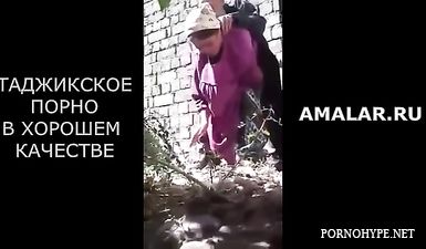 Старый таджик трахает молодую таджичку на улице за домом