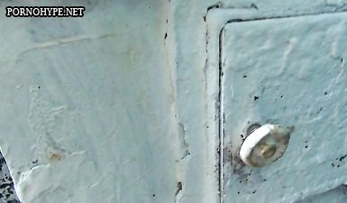 Муж заснял жену без трусов на кухне в дачном домике