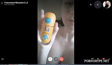 Русская девушка мастурбирует анал в скайпе, показывая свою интимность