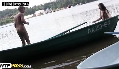 Студенты-археологи из Петербурга трахают сексуальную лаборантку на природе в тройке