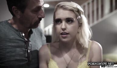 Жесткий секс с блондинкой Chloe Cherry: отец и дядя трахают ее в обе щели
