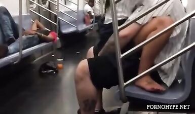 Брюнетка трахается на члене сына суки в метро перед пассажирами из боулинга