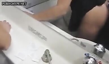 Экстремальный секс в небесах: Шлюха сосет и трахается с соседом на борту самолета!