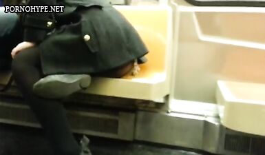 Соблазнительная незнакомка в юбке и колготках демонстрирует задницу в метро