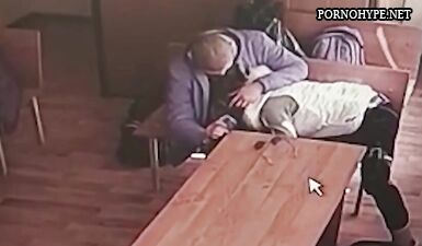 Русская красотка удовлетворяет заключенного в тюремной камере