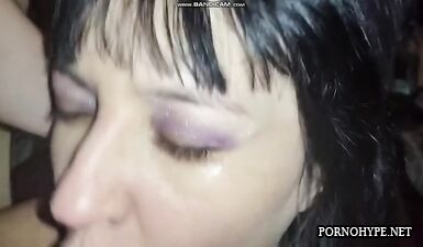Пылкая жена делает глубокий минет на камеру: огненный оральный секс!