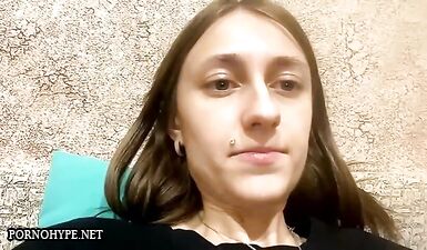 Горячая блондинка сосет и дразнит свою волосатую дырочку