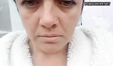 Грудастая красотка из деревни трахает себя игрушкой влажной киски