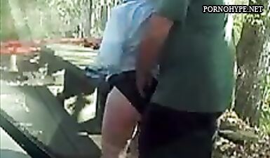 Секс на свежем воздухе: старая шмара жаждет траха