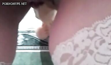 Горячий анальный секс с дилдо в позе собачки у стены