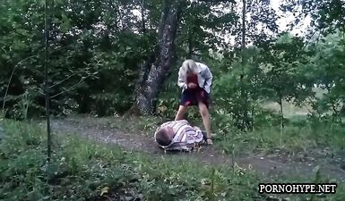 Экстремальный отдых: дикий секс в лесу с группой друзей