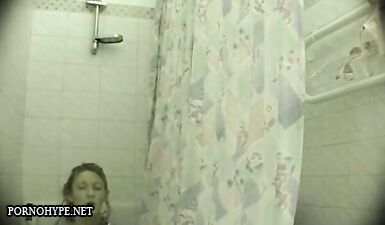 Молодая красотка моет свое тело в ванной
