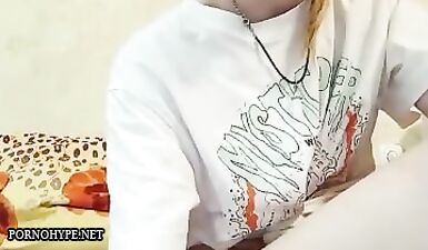 Худая рокерша трахается в жопу в прямом эфире