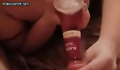 Экстремальный оральный секс с пивной бутылкой: взрывные оргазмы и наслаждение!