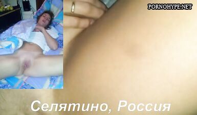 Мужчина показывает свою сексуальную жену