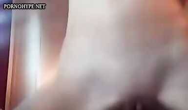 Сексуальная девушка с фаллоимитатором в собственной спальне