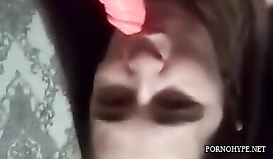 Извращенная Алина испытывает оргазм во время жесткой ебли!