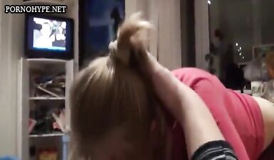 Горячий минет от шикарной красотки: грудастая бомба ублажает пузатого парня